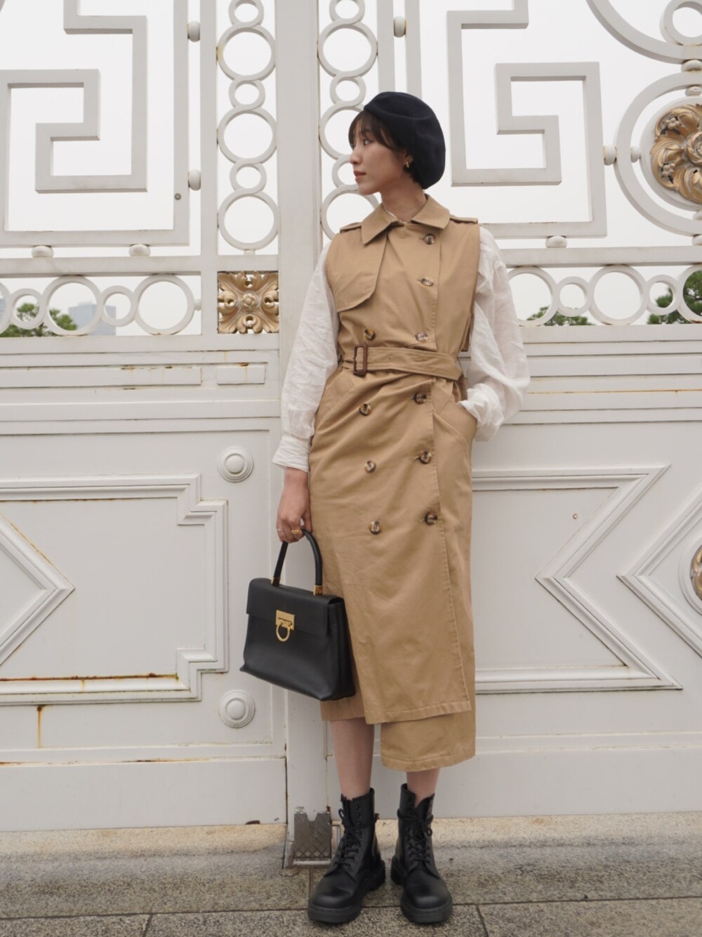 ブラック系のブーツを着用したレディースの秋コーディネートの1枚目の写真