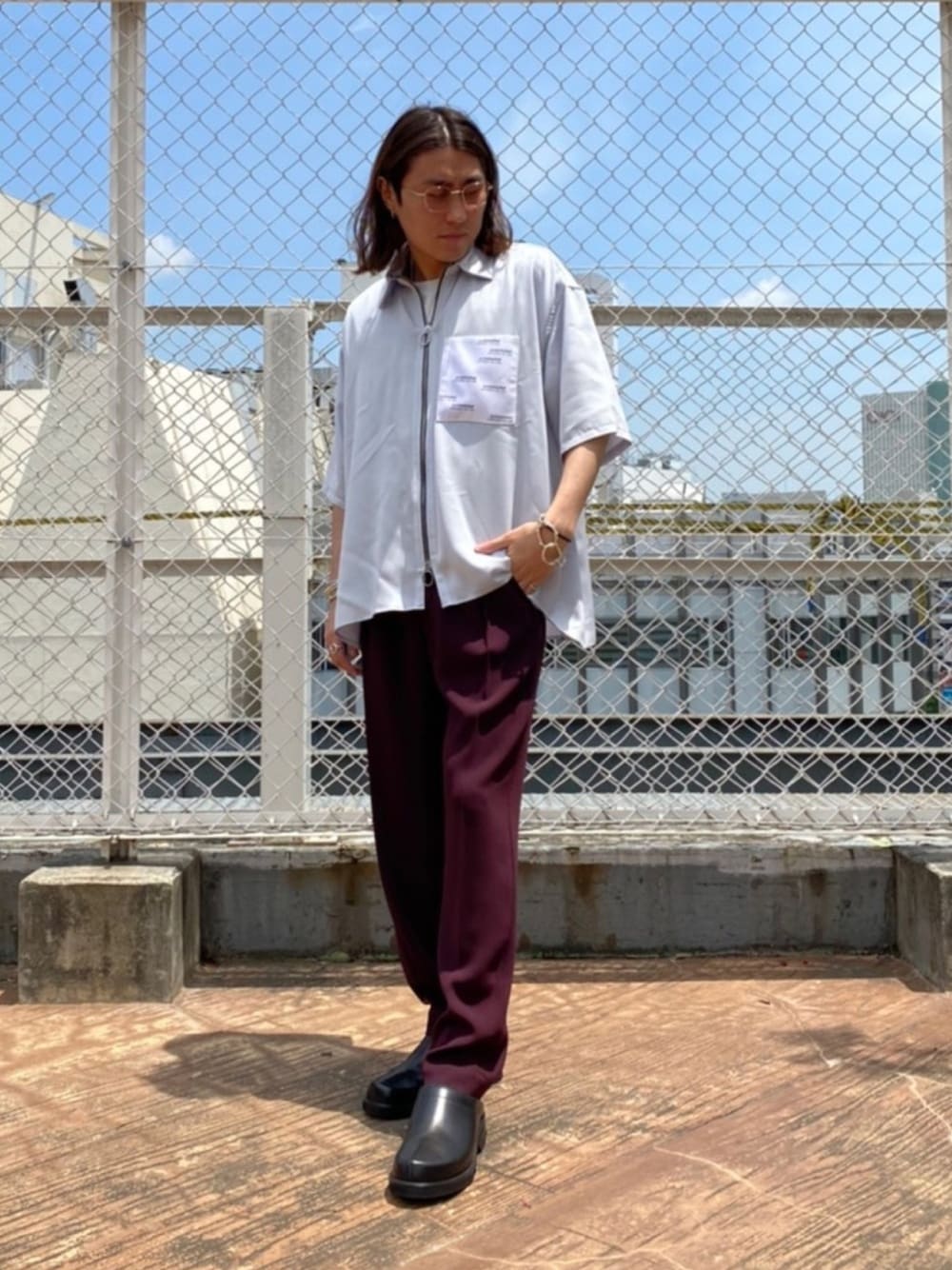「夏コーデ、ホワイト、おしゃれさんと繋がりたい、今日のコーデ、きれいめカジュアル、モード、ストレートパンツ、ファッションの力を信じよう、シャツスタイル、シャツコーデ」｜「liberumの【LIBERUM】ジップフレアーシャツ / 2020SS SH08（シャツ/ブラウス、ブルー系）」を使った、増田    敬介さん（メンズ・166cm）の夏コーディネートの1枚目の写真