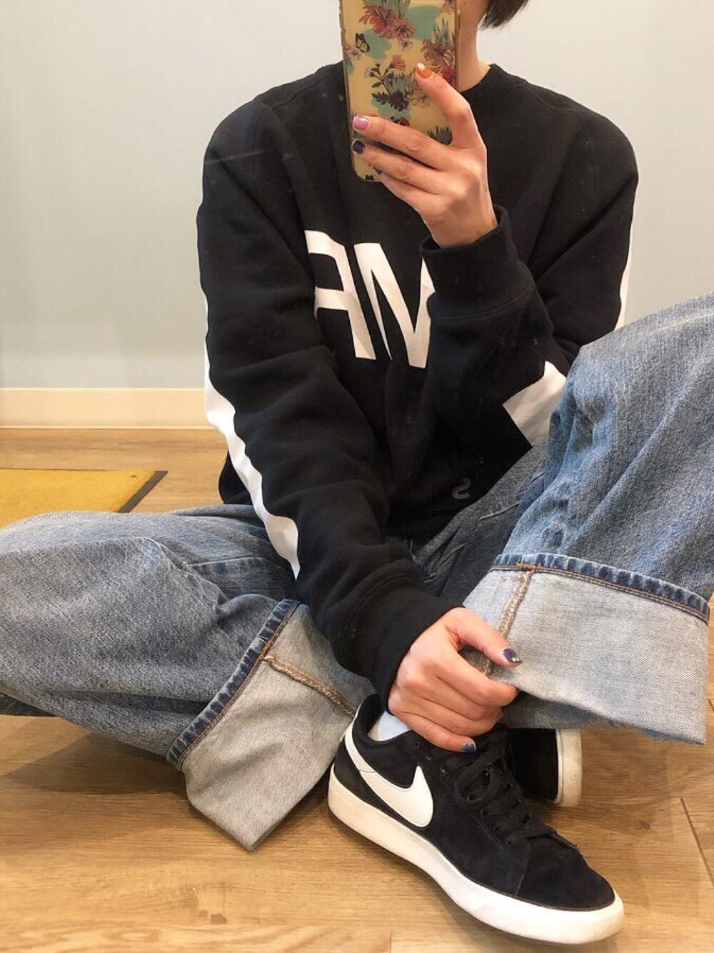 「パンツスタイル、シンプルコーデ、ラフ、ゆるコーデ、だぼだぼ、低身長、ユニクロ」｜「NUMERALSの[NUMERALS]ラインクルースウェット（スウェット、ブラック系）」を使った、marisukeさん（レディース・154cm）の冬コーディネートの1枚目の写真