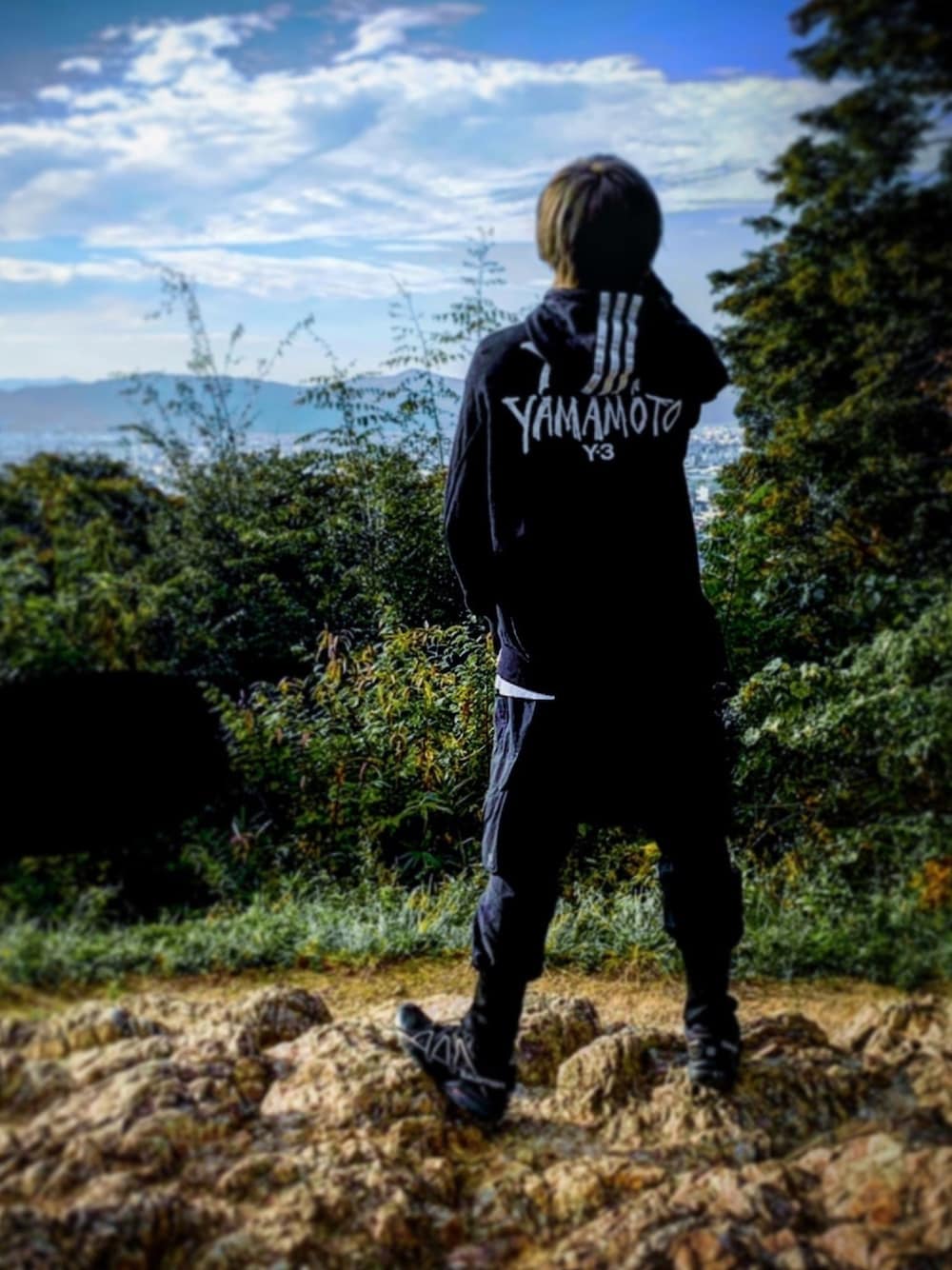 「パーカー、黒、モード、秋冬コーデ、Y-3、SALOMON、山、山登りスタイル、テックウェア、テックコーデ」｜「Y-3のアイテム（パーカー、ブラック系）」を使った、KEISUKEさん（メンズ・173cm）の冬コーディネートの1枚目の写真