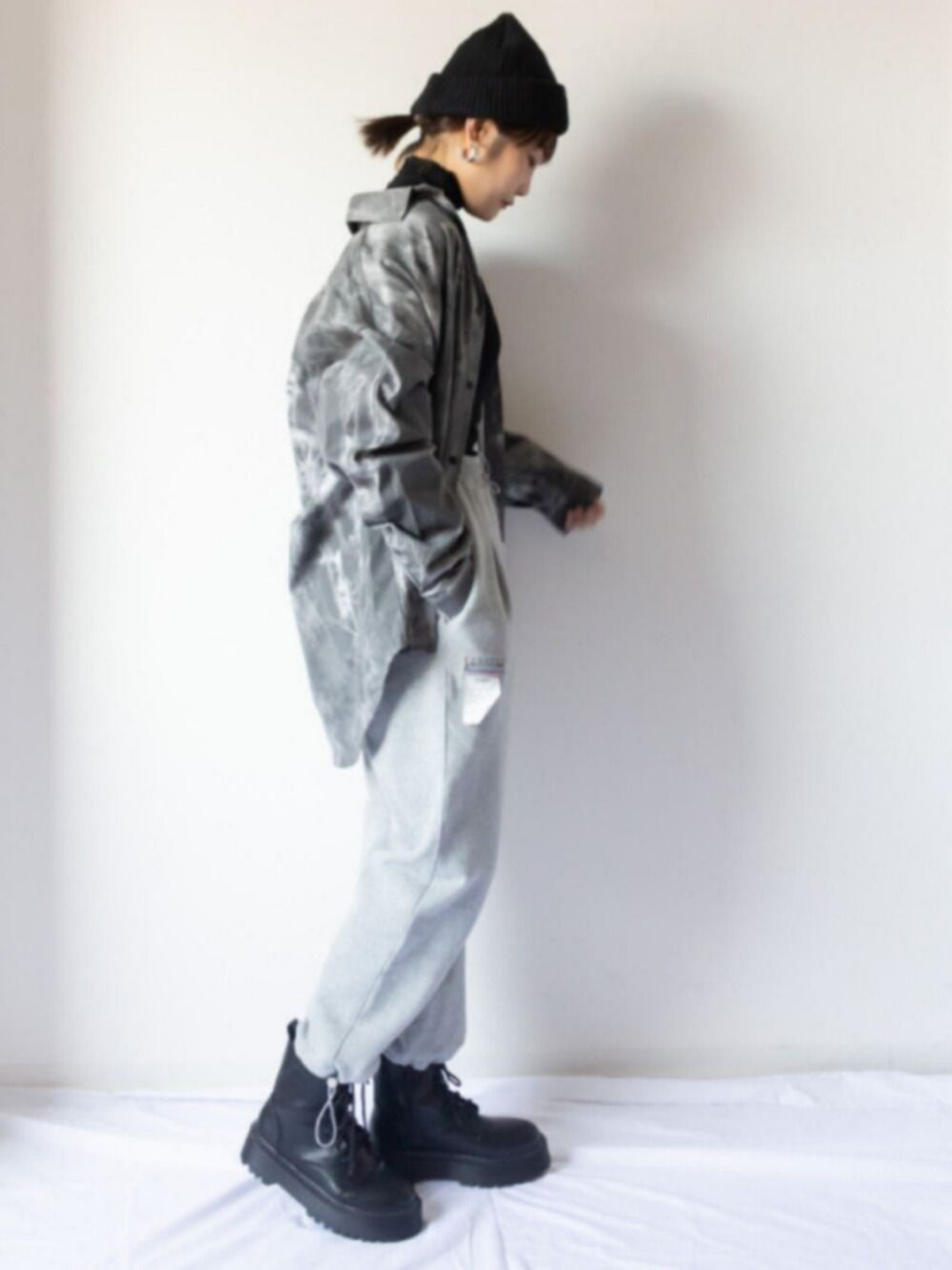 グレー系のスウェットパンツ、グレー系のシャツ/ブラウス、ブラック系のブーツを着用したレディースの冬コーディネートの1枚目の写真