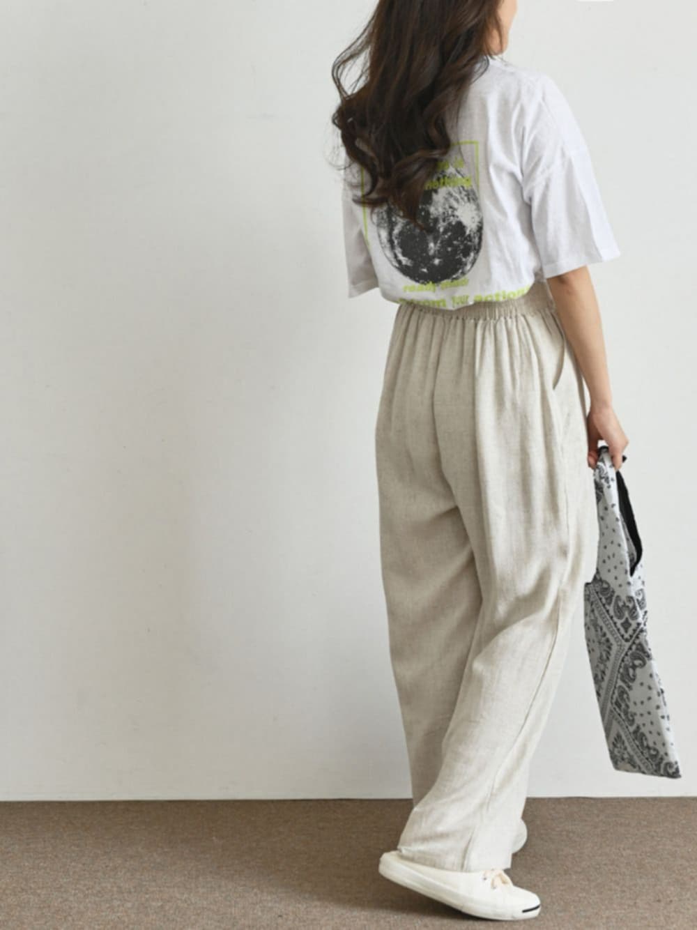 ホワイト系のエコバッグ/サブバッグ、ホワイト系のその他パンツ、ホワイト系のTシャツ/カットソーを着用したレディースの春コーディネートの1枚目の写真
