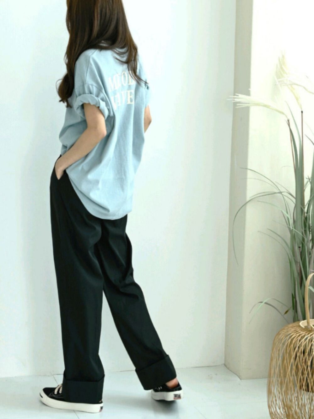 ブラック系のその他パンツ、ブルー系のTシャツ/カットソーを着用したレディースの春コーディネートの1枚目の写真
