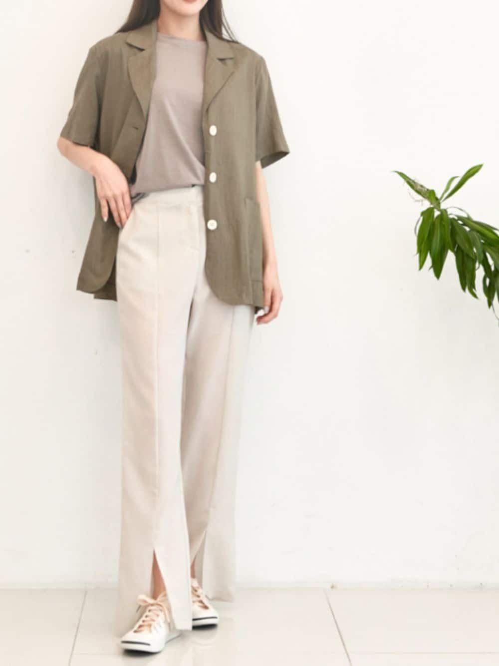 ベージュ系のその他パンツ、グリーン系のテーラードジャケットを着用したレディースの夏コーディネートの1枚目の写真