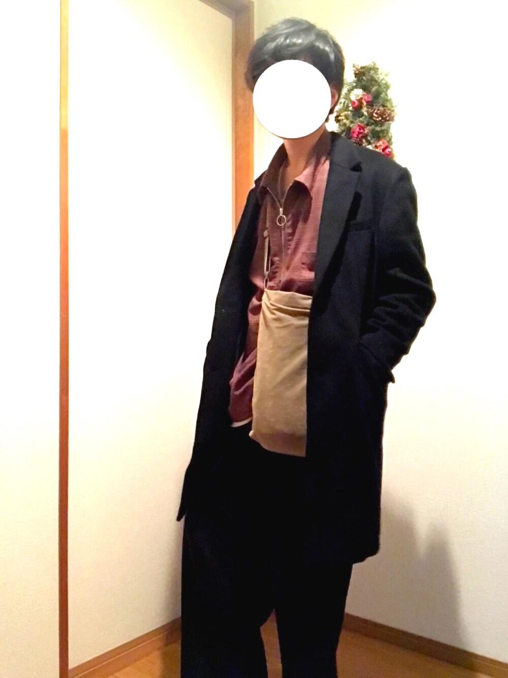 ブラック系のチェスターコート、ブラック系のスラックス、ブラック系のドレスシューズを着用したメンズの秋コーディネートの1枚目の写真