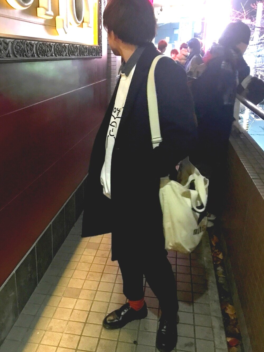 ブラック系のチェスターコート、ブルー系のシャツ/ブラウス、ホワイト系のスウェットを着用したメンズの冬コーディネートの1枚目の写真