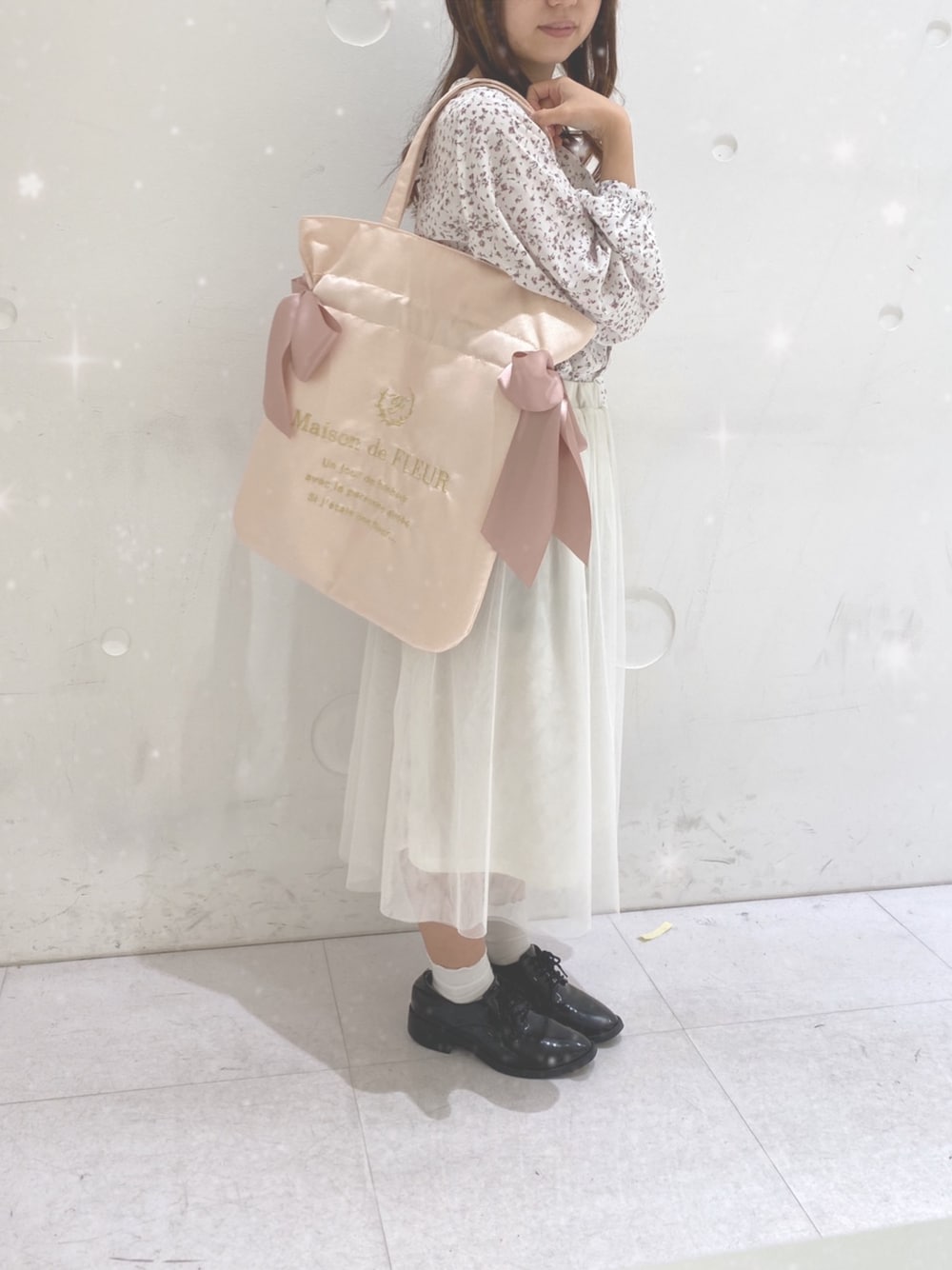 「きれいめカジュアル、大人ガーリー」｜「Maison de FLEURのアイテム（トートバッグ、ピンク系）」を使った、yukinaさん（レディース・145cm）の春コーディネートの1枚目の写真
