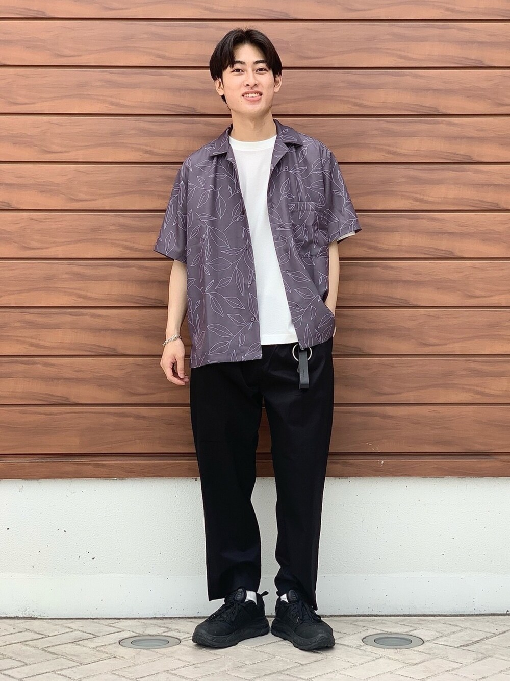 「オーバーサイズ、夏コーデ、カジュアルコーデ、おしゃれさんと繋がりたい、プチプラコーデ、スニーカーコーデ」｜「ITEMS URBANRESEARCHのアイテム（シャツ/ブラウス、パープル系）」を使った、まひろさん（メンズ・174cm）の春コーディネートの1枚目の写真