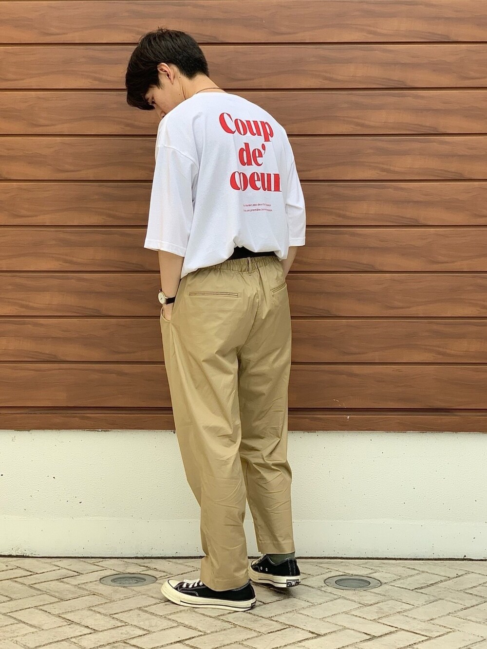 「ビッグシルエット、ストリート、大人カジュアル、スニーカーコーデ、休日スタイル、シンプルコーデ、春夏コーデ、白Tシャツ、ワンツーコーデ、お洒落さんとつながりたい」｜「ITEMS URBANRESEARCHのバックロゴプリントTシャツ（Tシャツ/カットソー、レッド系）」を使った、まひろさん（メンズ・174cm）の夏コーディネートの1枚目の写真