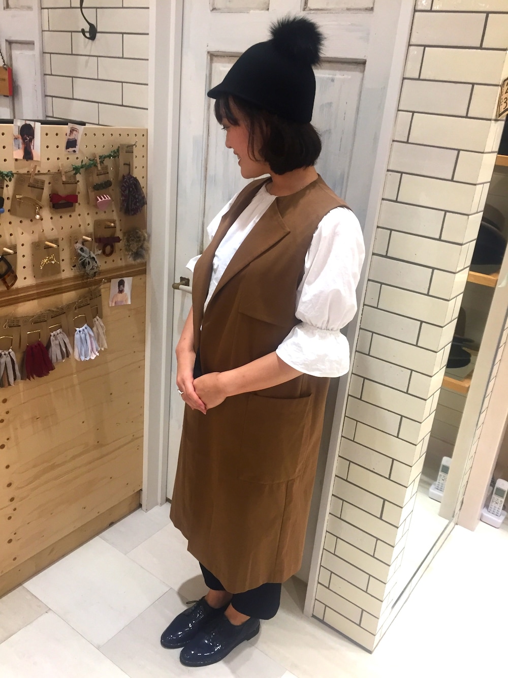 「ファー小物、シンプルコーデ、14+、フェルトキャップ」｜「14+のアイテム（キャップ、ブラック系）」を使った、14+ ピオレ姫路店 スタッフさん（レディース・160cm）の秋コーディネートの1枚目の写真