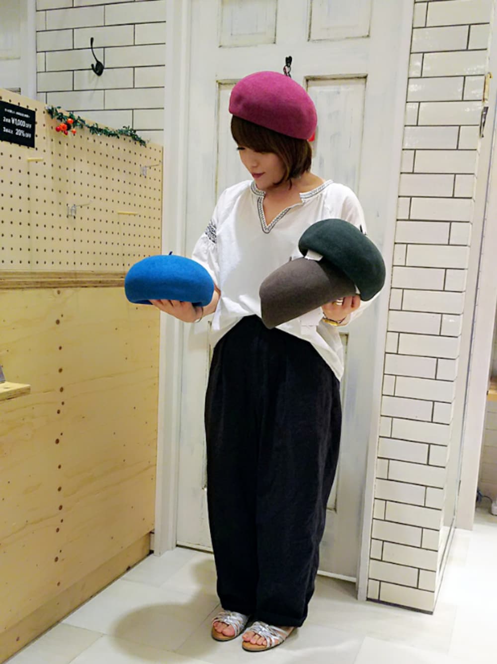 ホワイト系のシャツ/ブラウス、グレー系のその他パンツ、シルバー系のサンダルを着用したレディースの夏コーディネートの1枚目の写真