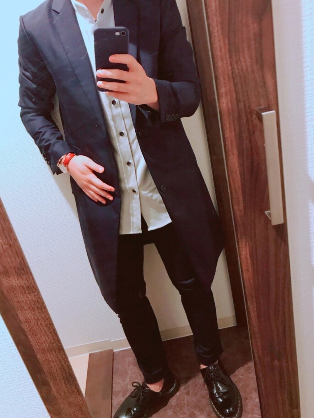 「今日のコーデ、秋コーデ、キレイめ、プチプラ、シャツスタイル、シンプルコーデ、チェスターコート、冬コーデ、低身長」｜「MONO-MARTのT/R ストレッチ バンドカラーシャツ（シャツ/ブラウス、グレー系）」を使った、しろさん（メンズ・163cm）の秋コーディネートの1枚目の写真