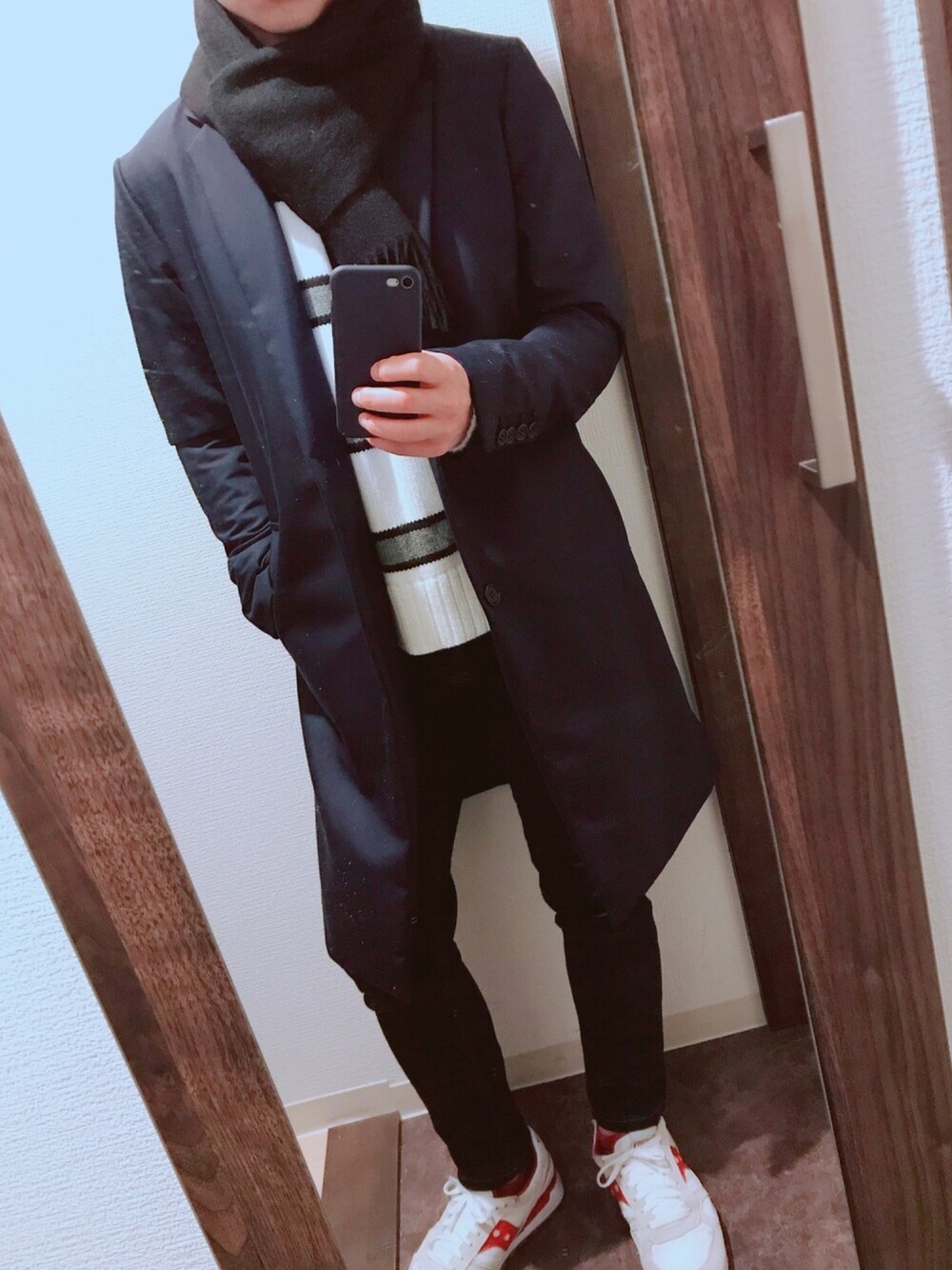 「冬コーデ、おしゃれさんと繋がりたい、低身長、ロングコート、プチプラ、ネイビー、きれいめカジュアル、ニット、スニーカー」｜「green label relaxingのSC GLR カシミヤ 無地 マフラー（マフラー、ブラック系）」を使った、しろさん（メンズ・163cm）の冬コーディネートの1枚目の写真