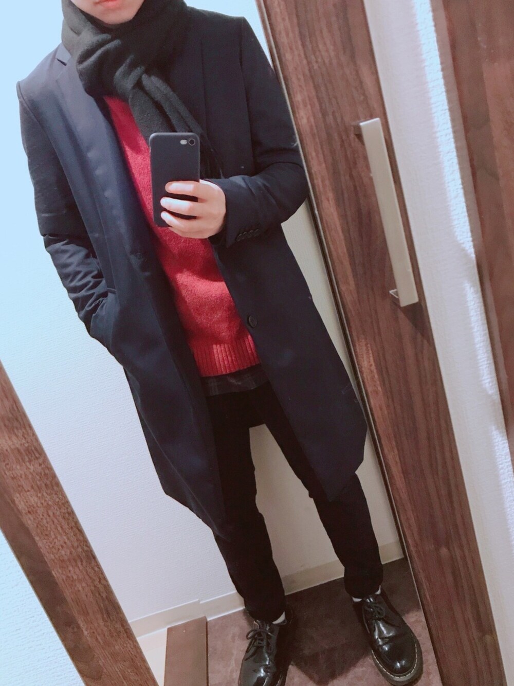 「大人カジュアル、革靴、ootd、秋のコーデ、赤、コート、低身長、チェスターコート、ニット、チェックシャツ」｜「GUのアイテム（ニット/セーター、レッド系）」を使った、しろさん（メンズ・163cm）の冬コーディネートの1枚目の写真