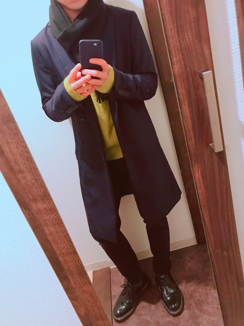 「冬コーデ、シンプルコーデ、黒、低身長、Dr.Martens、スキニー、ootd、ネイビー、ニット、2018マイベストコーデ」｜「DOOPZのDOOPZ TRチェスターコート（チェスターコート、ブルー系）」を使った、しろさん（メンズ・163cm）の冬コーディネートの1枚目の写真