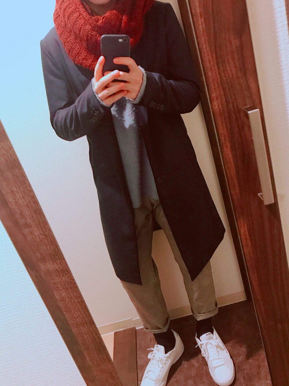 「冬コーデ、おしゃれさんと繋がりたい、大人カジュアル、スニーカーコーデ、ootd、シンプル、低身長、コート、スヌード、スニーカー」｜「GLOBAL WORKのアイテム（ニット/セーター、ブルー系）」を使った、しろさん（メンズ・163cm）の冬コーディネートの1枚目の写真