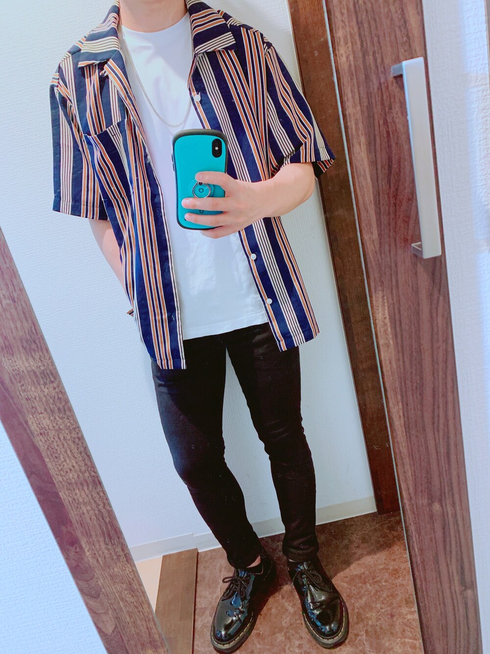 「シンプル、オトナカジュアル、ootd、プチプラ、オープンカラーシャツ、黒スキニー、柄シャツ、ネックレス、キレイめ、ドクターマーチン」｜「green label relaxingのCM ロングレングス クルーネック SS Tシャツ ◆（Tシャツ/カットソー、ホワイト系）」を使った、しろさん（メンズ・163cm）の夏コーディネートの1枚目の写真