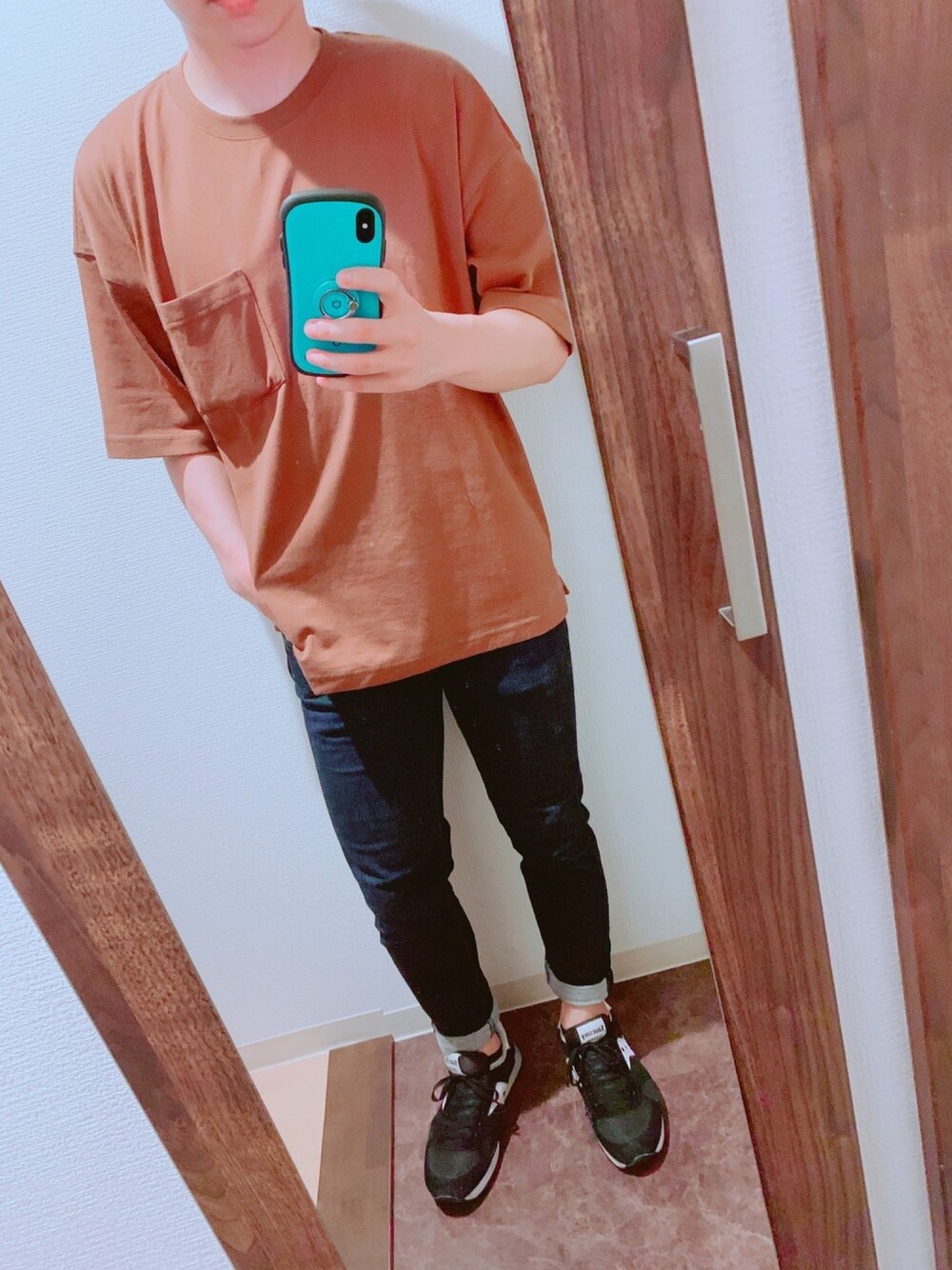 「シンプルコーデ、カジュアルコーデ、Tシャツ、スニーカー、デニム、無地T、プチプラ、プチプラコーデ、ブラウン、夏だ！Tシャツ着よう！」｜「GUのアイテム（Tシャツ/カットソー、ブラウン系）」を使った、しろさん（メンズ・163cm）の夏コーディネートの1枚目の写真