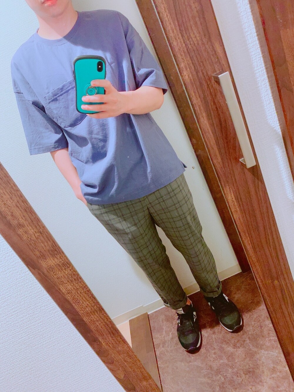 「夏だ！Tシャツ着よう！、おしゃれさんと繋がりたい、オーバーサイズ、Tシャツ、プチプラ、ゆるコーデ、ロールアップ、スニーカー、チェックパンツ、ootd」｜「GUのアイテム（Tシャツ/カットソー、ブルー系）」を使った、しろさん（メンズ・163cm）の夏コーディネートの1枚目の写真
