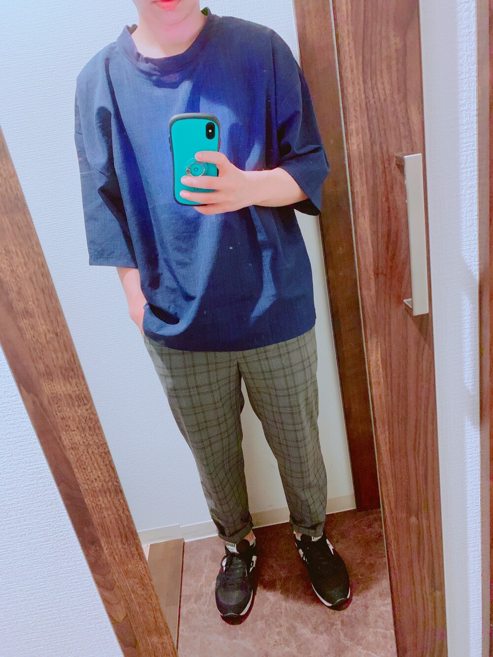 「Tシャツ、スニーカー、夏、チェックパンツ、チェック、カジュアル、カジュアルコーデ、スラックス、プチプラ、GU」｜「neosの【neos -sellect design-】ビッグシルエット ポリシャンブレー Tシャツ（Tシャツ/カットソー、ブルー系）」を使った、しろさん（メンズ・163cm）の夏コーディネートの1枚目の写真
