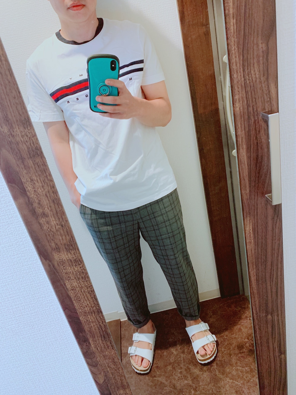 「シンプル、ootd、アンクルパンツ、チェックパンツ、ロゴT、白Tシャツ、プチプラ、プチプラコーデ、サンダル、GU」｜「TOMMY HILFIGERのトミーヒルフィガーロゴTシャツ/TINO TEE（Tシャツ/カットソー、ホワイト系）」を使った、しろさん（メンズ・163cm）の夏コーディネートの1枚目の写真