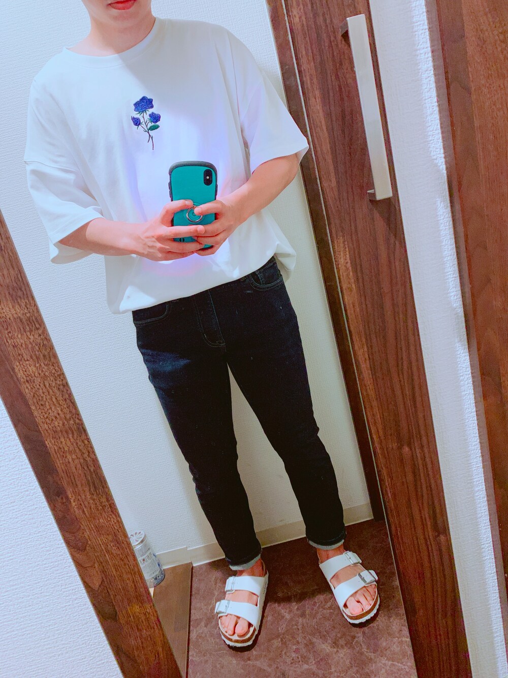 「夏、カジュアル、シンプルコーデ、ビッグシルエット、Tシャツ、ゆるコーデ、サンダル、薔薇、ストリート、プチプラ」｜「UNIQLOのアイテム（デニムパンツ、ブルー系）」を使った、しろさん（メンズ・163cm）の夏コーディネートの1枚目の写真