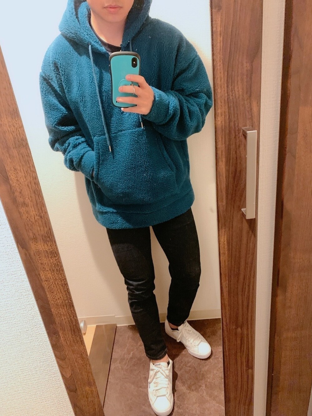 「冬コーデ、おしゃれさんと繋がりたい、オトナカジュアル、パーカー、ボアパーカー、ボア、ゆるコーデ、デニム、UNIQLO、プチプラ」｜「BEAUTY&YOUTH UNITED ARROWSの＜823 × monkey time＞ SHERPA HOODIE/パーカー（パーカー、ブルー系）」を使った、しろさん（メンズ・163cm）の冬コーディネートの1枚目の写真