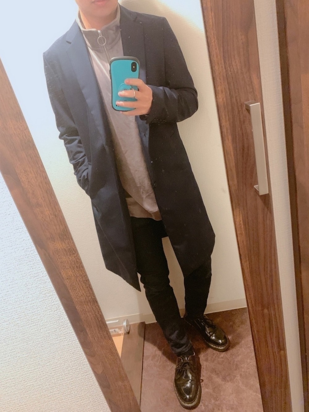 「冬コーデ、おしゃれさんと繋がりたい、きれいめカジュアル、革靴、シンプル、Dr.Martens、デニム、プチプラ、プチプラコーデ、年末WEAR感謝祭」｜「DOOPZのDOOPZ TRチェスターコート（チェスターコート、ブルー系）」を使った、しろさん（メンズ・163cm）の冬コーディネートの1枚目の写真