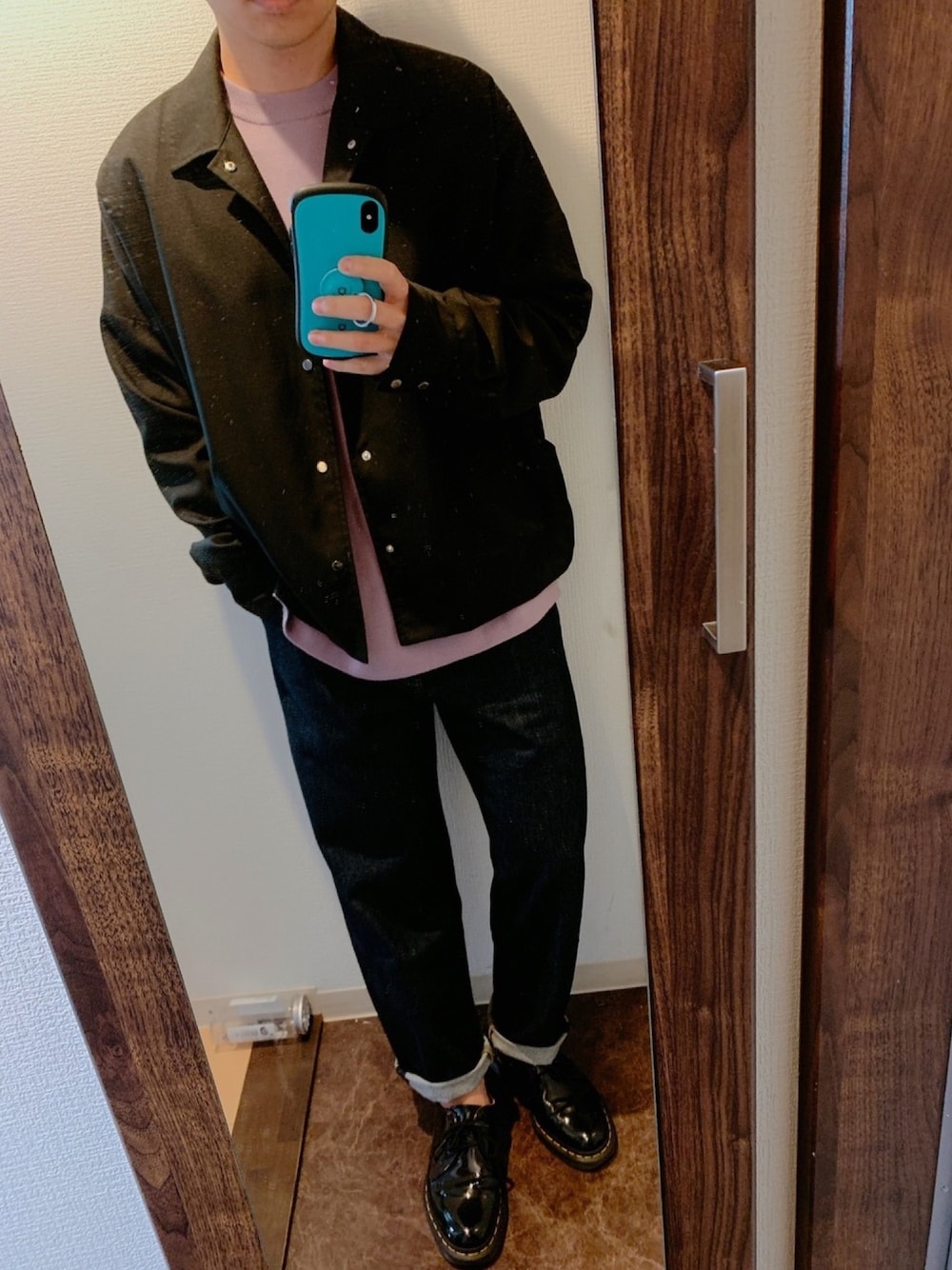 「冬コーデ、おしゃれさんと繋がりたい、オトナカジュアル、シンプル、デニム、デニムパンツ、UNIQLO、ユニクロ、プチプラ、年末WEAR感謝祭」｜「INTER FACTORYのWEARISTA KEI × INTER FACTORY　ロングスリーブコーチジャケット（ブルゾン、ブラック系）」を使った、しろさん（メンズ・163cm）の冬コーディネートの1枚目の写真