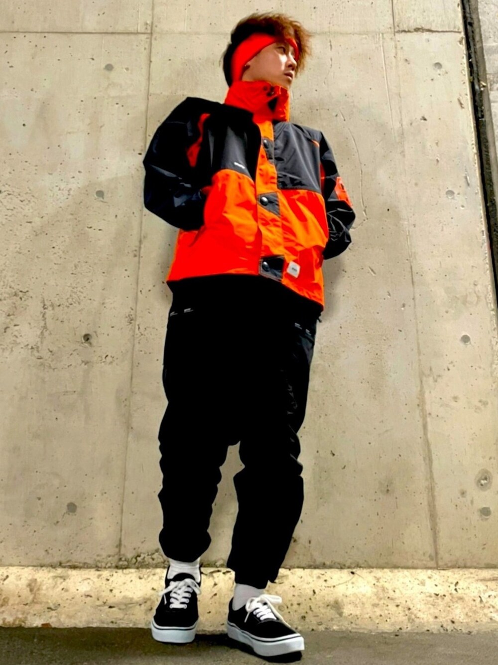 「WEGO、ヘアバンド、オレンジ、wtaps、bow、ナイロンジャケット、ナイロンパンツ、VANS、スニーカー、オレンジコーデ」｜「WEGOのWEGO/リブヘアバンド（ヘアバンド、オレンジ系）」を使った、としきさん（メンズ・168cm）の春コーディネートの1枚目の写真
