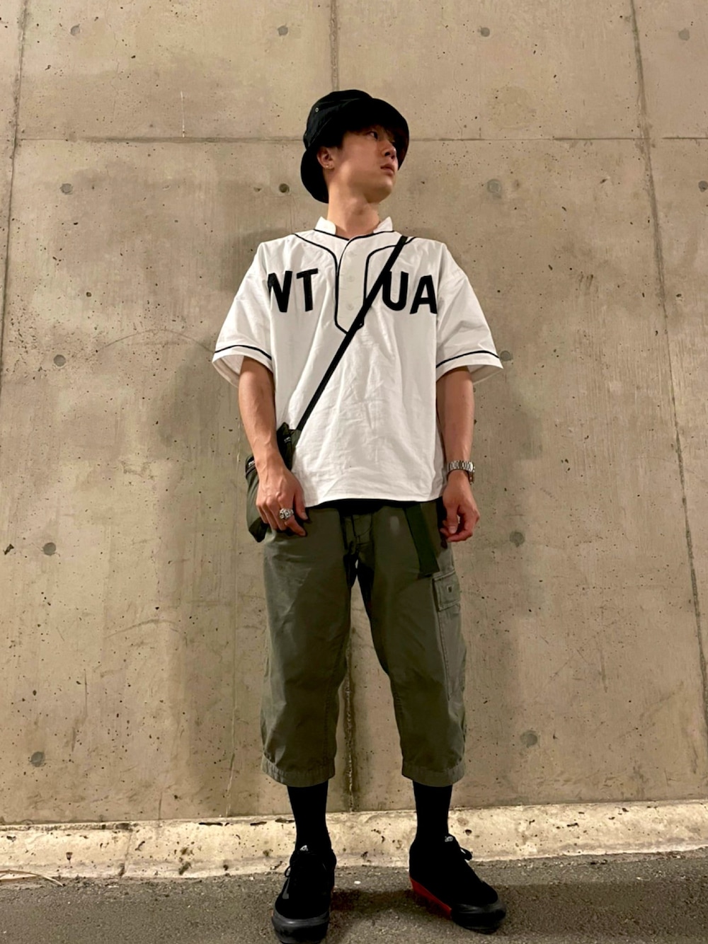 「NEWHATTAN、バケットハット、黒、wtaps、ベースボールシャツ、ハーフパンツ、カーキ、VANS、ショルダーバッグ、ストリート」｜「WTAPSのアイテム（ジャケット/アウター、ホワイト系）」を使った、としきさん（メンズ・168cm）の夏コーディネートの1枚目の写真