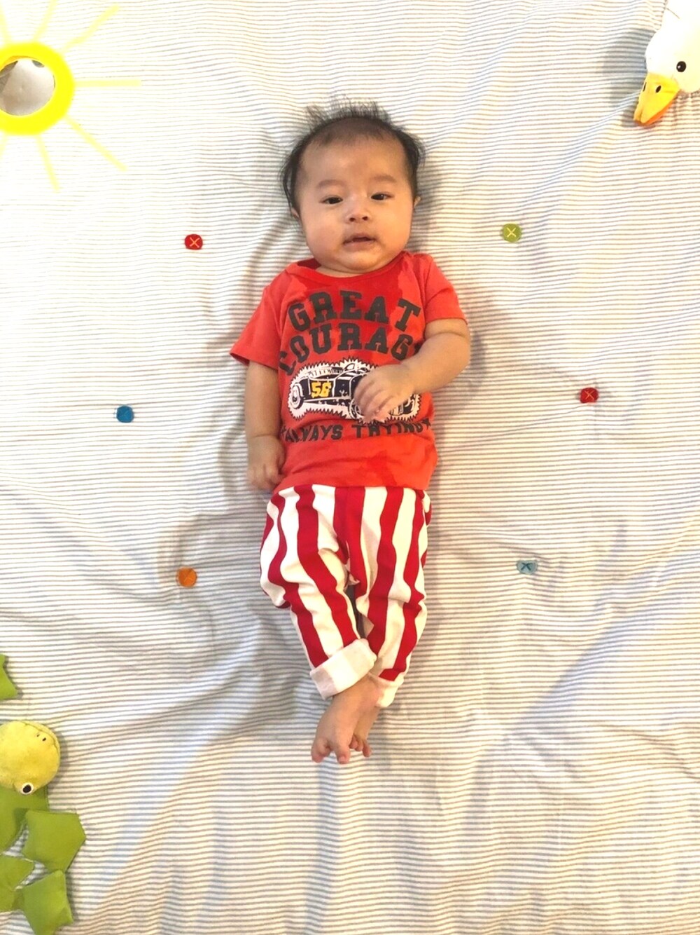 「０歳、Tシャツ、4ヶ月」｜「H&Mのアイテム（その他パンツ、レッド系）」を使った、kichukeさん（メンズ・70cm）の秋コーディネートの1枚目の写真