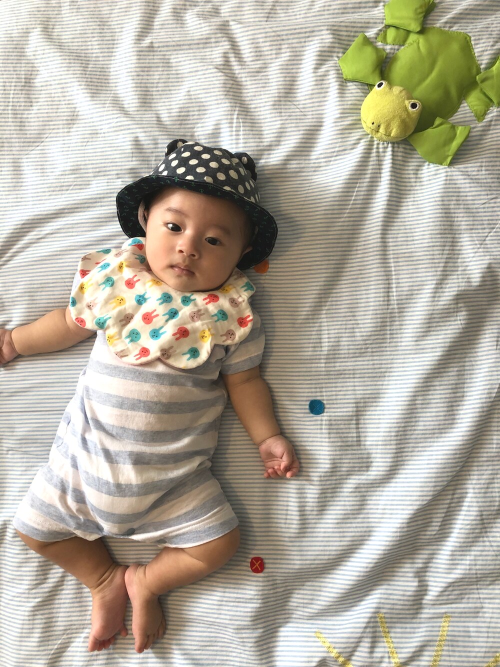 「０歳、息子」｜「Handmadeのアイテム（授乳ケープ/授乳クッション、ホワイト系）」を使った、kichukeさん（メンズ・70cm）の秋コーディネートの1枚目の写真