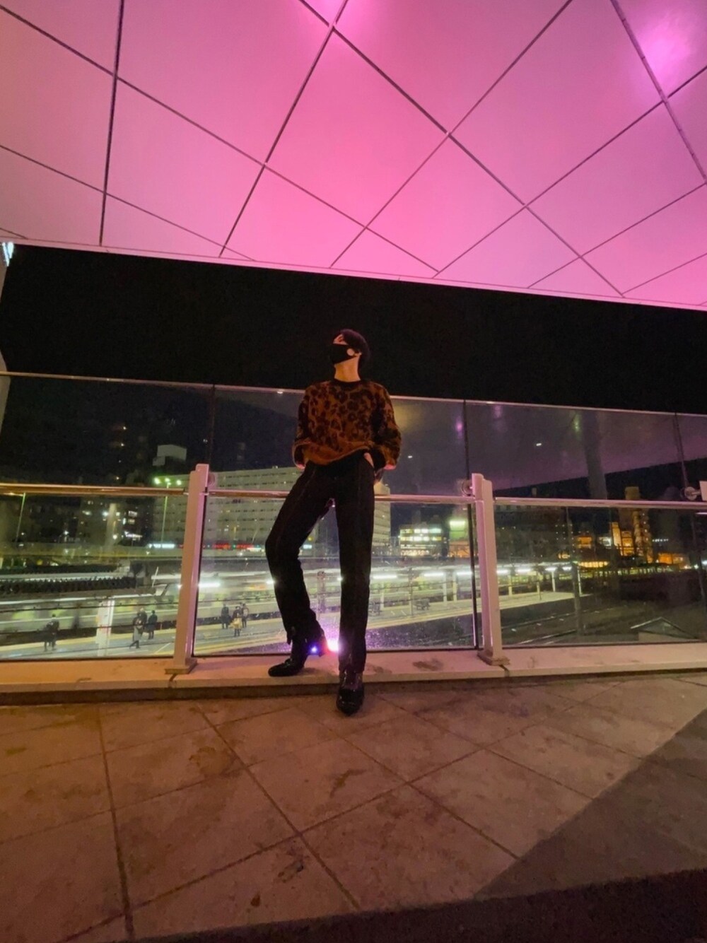 「お洒落さんとつながりたい、韓国ファッション、G.O.C、エナメルブーツ、韓国、YOSUKE、大阪、センターパート、センタージップ、ヒール」｜「G.O.Cのセンタージップデニムパンツ（デニムパンツ、ブラック系）」を使った、めぶさん（メンズ・177cm）の春コーディネートの1枚目の写真
