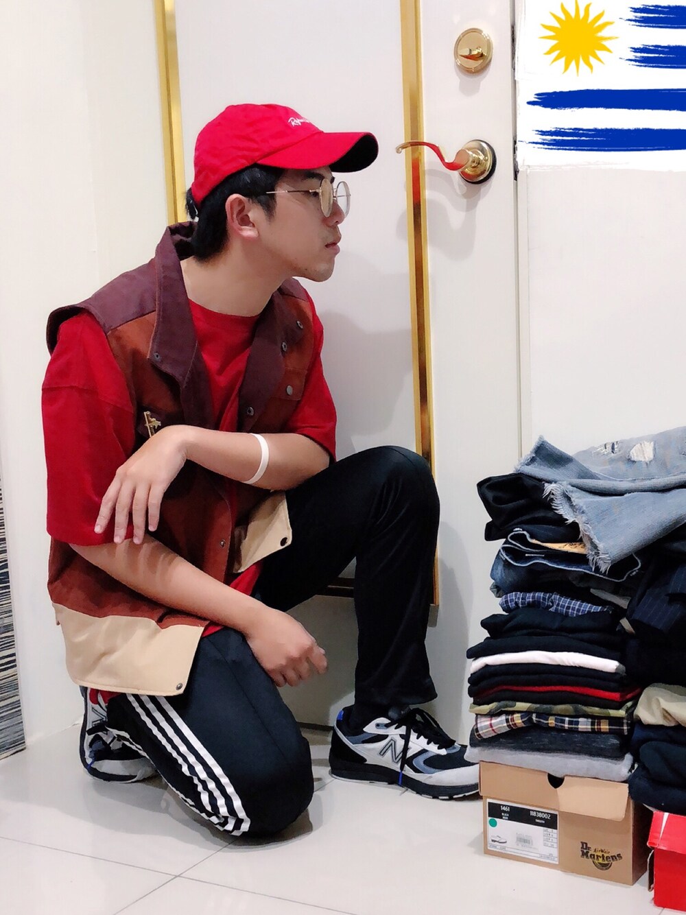 「Tシャツ、ootd、カジュアルコーデ、New Balance、GU、Taiwan、TAIPEI、red、street、スキニーデニム」｜「NEW BALANCEのアイテム（スニーカー、グレー系）」を使った、Gorbinzsheさん（メンズ・171cm）の夏コーディネートの1枚目の写真