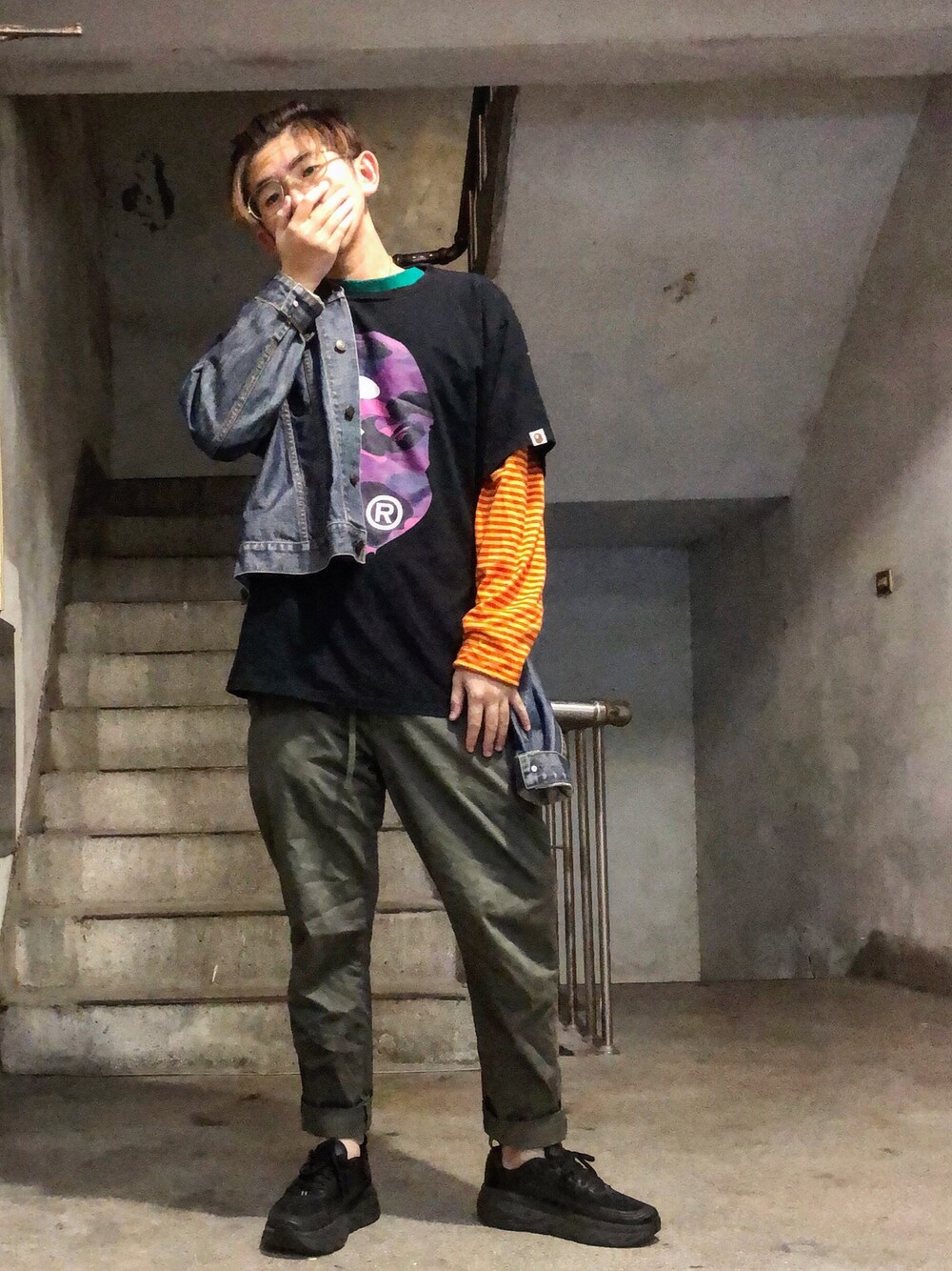 「ootd、街頭穿搭、秋のコーデ、秋コーデ、A BATHING APE、HOKAONEONE、guess、Levi's、Taiwan、UNIQLO」｜「A BATHING APEのアイテム（Tシャツ/カットソー、ブラック系）」を使った、Gorbinzsheさん（メンズ・171cm）の秋コーディネートの1枚目の写真