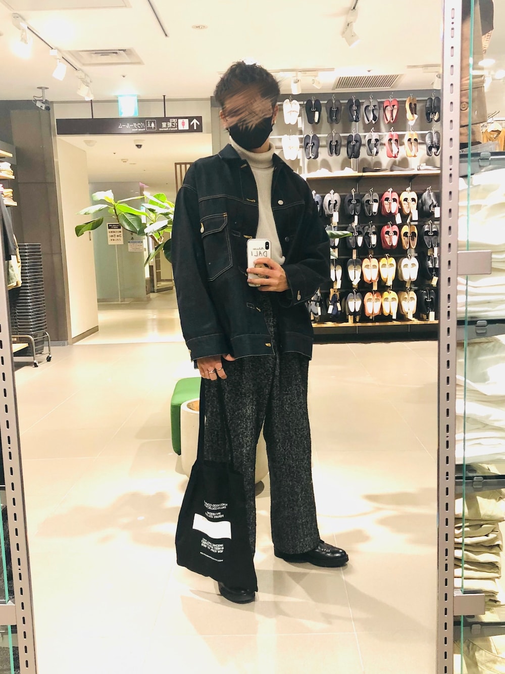 「秋コーデ、オーバーサイズ、シンプル、低身長、ゆるコーデ、トートバッグ」｜「beautiful peopleのbeautiful people “WATABOUSHI”セルビッチデニムジャケット（デニムジャケット、ブルー系）」を使った、otさん（メンズ・170cm）の秋コーディネートの1枚目の写真