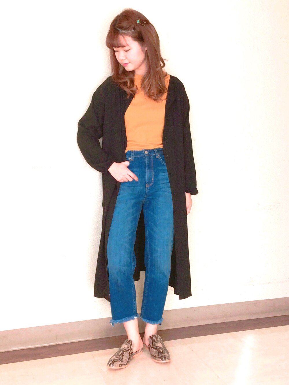 「ストレートデニム、カットオフデニム、全身GU、GU、プチプラ、バブーシュ」｜「GUのアイテム（トップス、オレンジ系）」を使った、ゆっこさん（レディース・161cm）の冬コーディネートの1枚目の写真