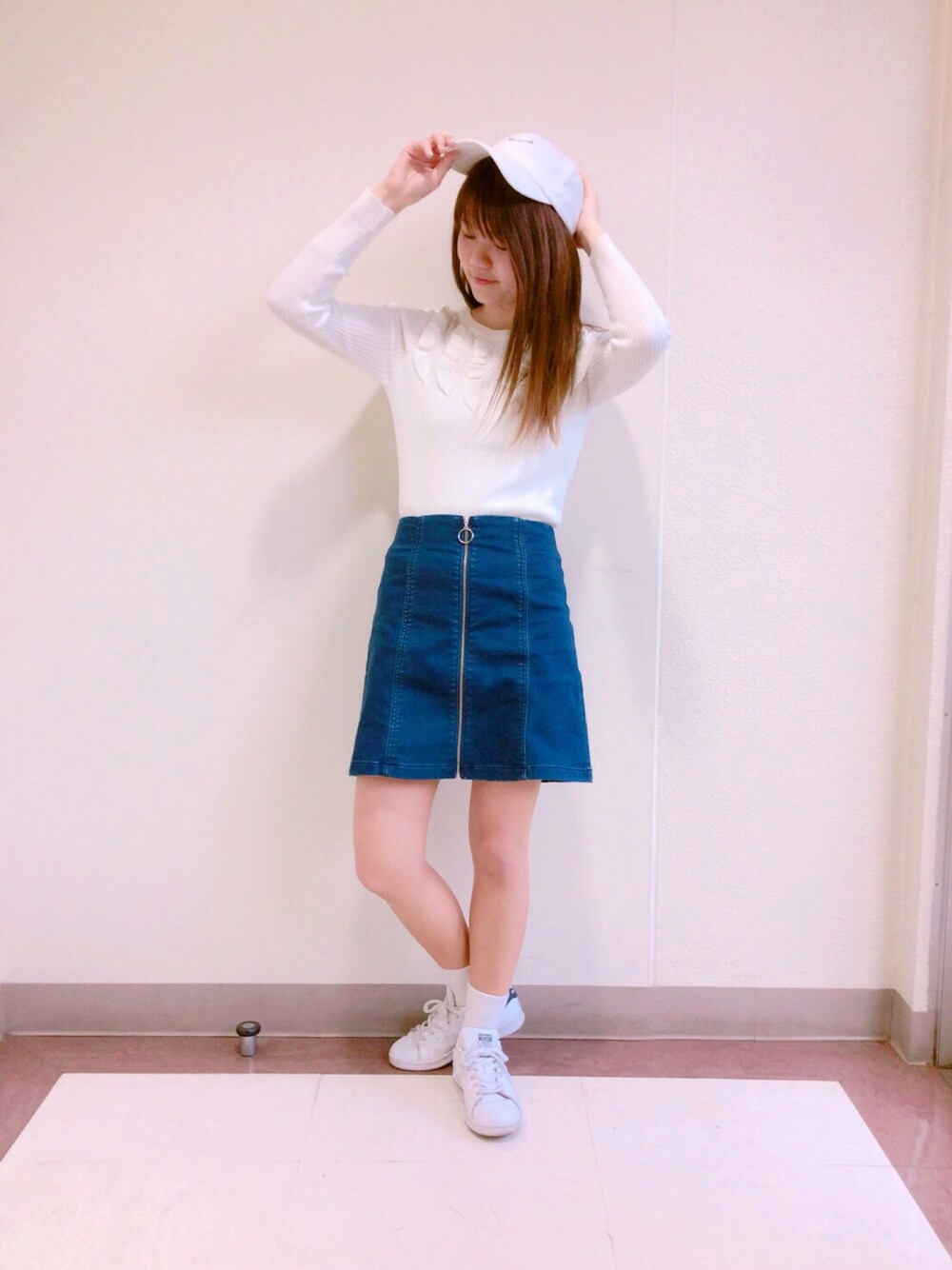 「出勤コーデ、全身GU、ジェンダーレス、ホワイト、タイトスカート、GU」｜「GUのアイテム（キャップ、ホワイト系）」を使った、ゆっこさん（レディース・161cm）の春コーディネートの1枚目の写真