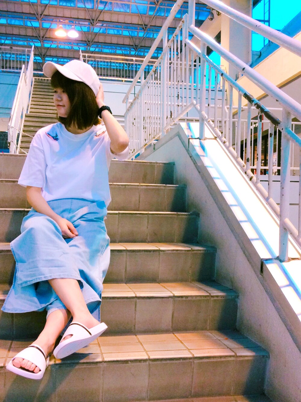 「輩コーデ、全身GU、ジーユー、GU、刺繍、刺繍トップス、パラッツォパンツ、シャワーサンダル」｜「GUのアイテム（キャップ、ホワイト系）」を使った、ゆっこさん（レディース・161cm）の春コーディネートの1枚目の写真