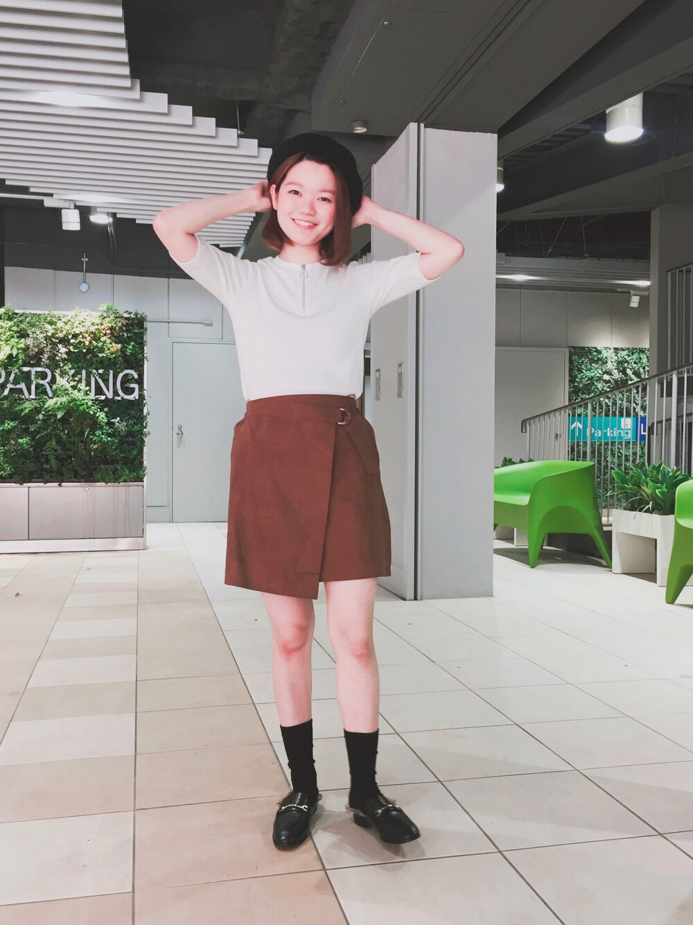 「全身GU、GU、マスキュリン、スウェードスカート、ベレー帽、ファー小物、ローファー」｜「GUのアイテム（スカート、ブラウン系）」を使った、ゆっこさん（レディース・161cm）の夏コーディネートの1枚目の写真