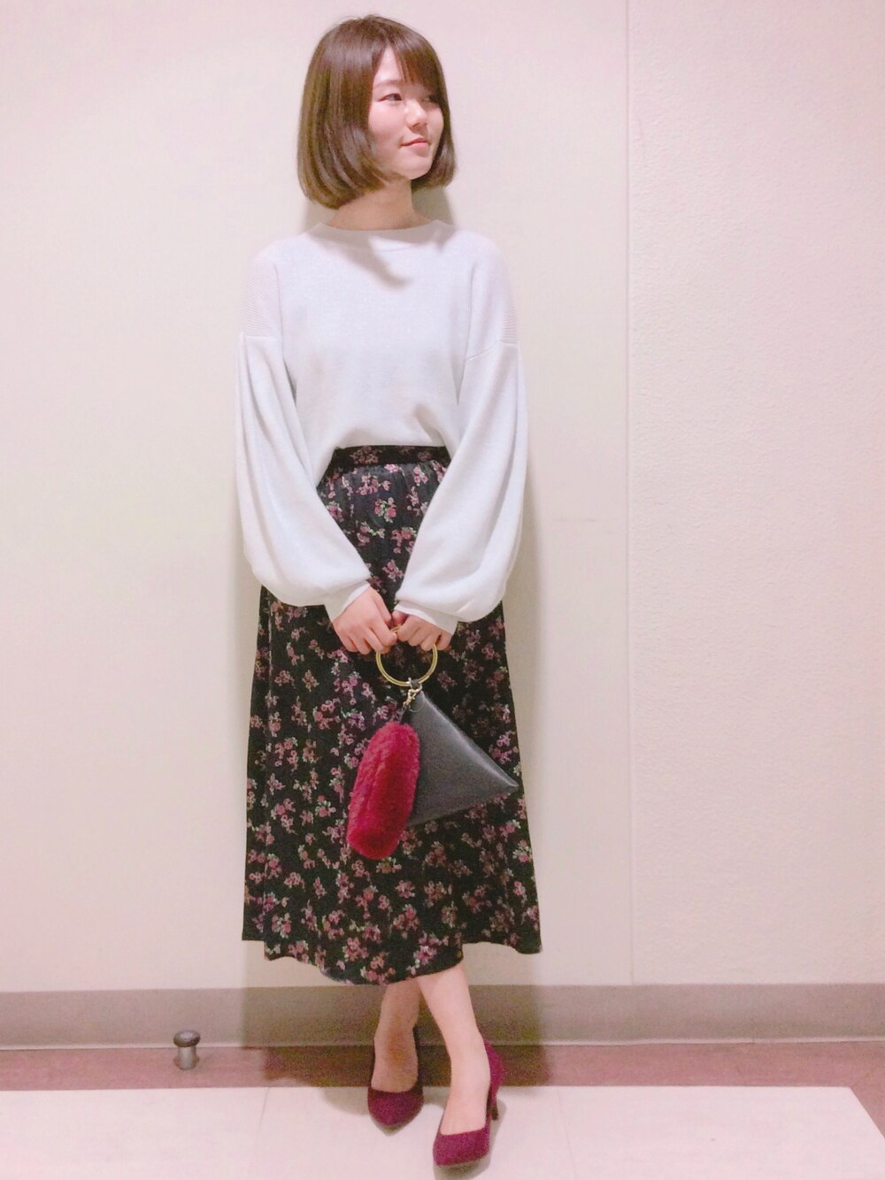 「全身GU、GU、GUコーデ、ミモレ丈スカート、花柄、サテン、セーター、ニット、クラッチバッグ」｜「GUのアイテム（ニット/セーター、シルバー系）」を使った、ゆっこさん（レディース・161cm）の秋コーディネートの1枚目の写真