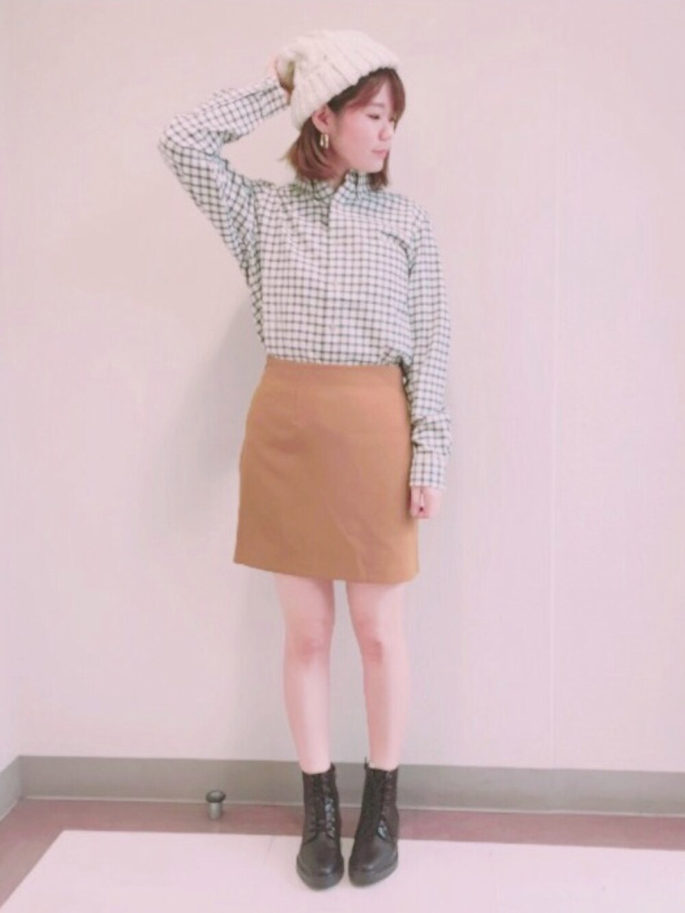 「全身GU、ジェンダーレス、ジェンダーレス女子、フランネルシャツ、チェックシャツ、タイトスカート、ニット帽、出勤コーデ」｜「GUのアイテム（ニットキャップ/ビーニー、ベージュ系）」を使った、ゆっこさん（レディース・161cm）の秋コーディネートの1枚目の写真