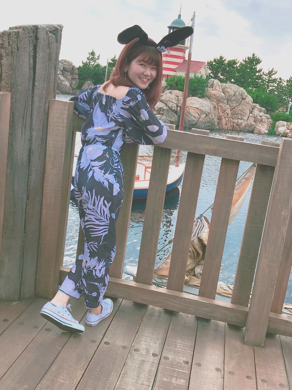 「オールインワン、H&M、プチプラ、ディズニーコーデ、ディズニー、シンプルコーデ、花柄」｜「H&Mのアイテム（オールインワン・サロペット、ブルー系）」を使った、ゆっこさん（レディース・161cm）の夏コーディネートの1枚目の写真