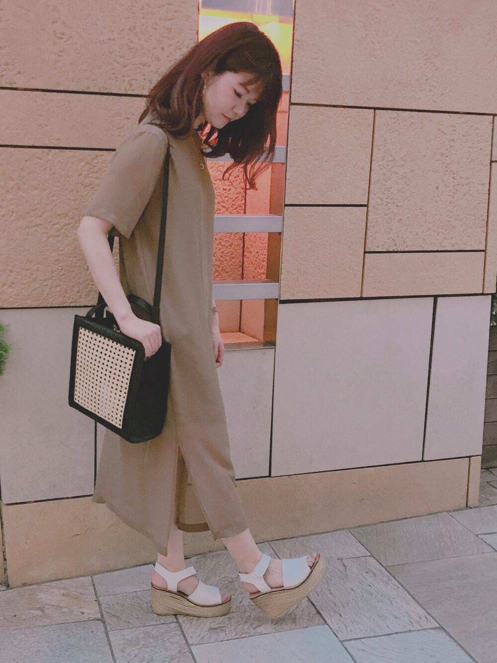 「大人カジュアル、シンプルコーデ、夏コーデ、ZARA、ZARAコーデ、全身ZARA、かごバッグ」｜「ZARAのアイテム（ワンピース、ベージュ系）」を使った、ゆっこさん（レディース・161cm）の夏コーディネートの1枚目の写真