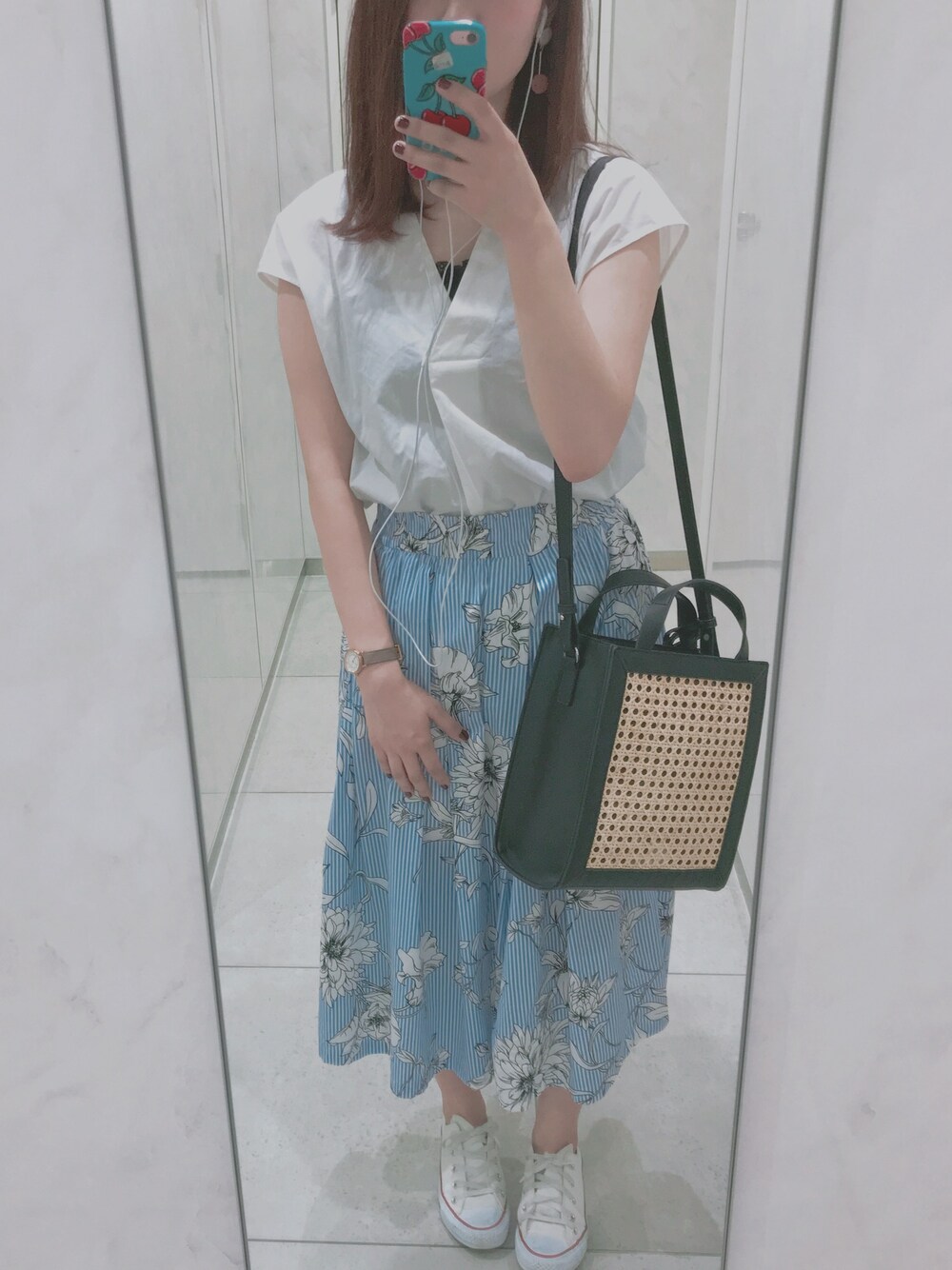 「GU、ジユジョ、プチプラコーデ、ジーユー、ZARA、converse、かごバッグ」｜「GUのアイテム（シャツ/ブラウス、ホワイト系）」を使った、ゆっこさん（レディース・161cm）の夏コーディネートの1枚目の写真