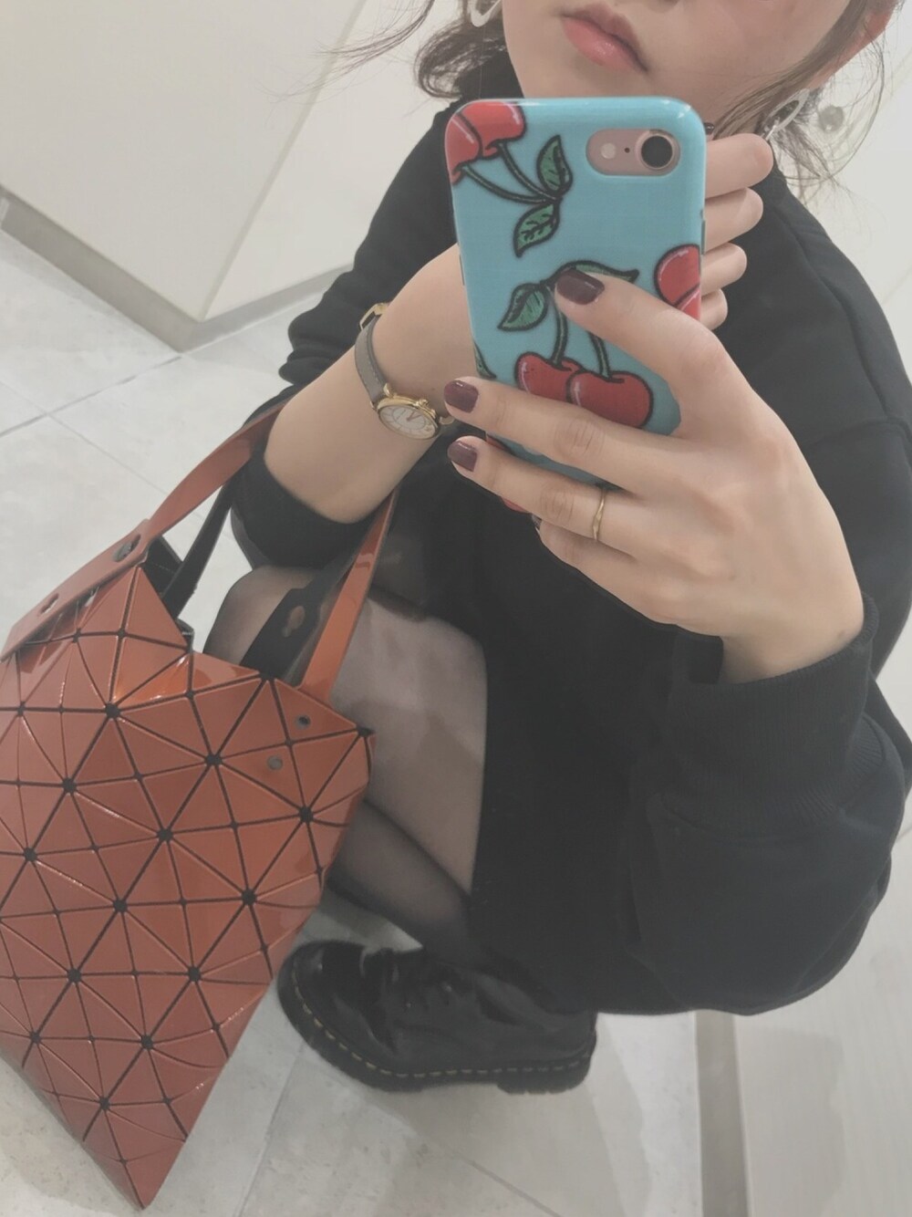 「BAO BAO ISSEY MIYAKE、全身GU、GU、オールブラック、Dr.Martens、スウェット、タイトスカート」｜「MARC JACOBSのアイテム（その他小物、レッド系）」を使った、ゆっこさん（レディース・161cm）の秋コーディネートの1枚目の写真