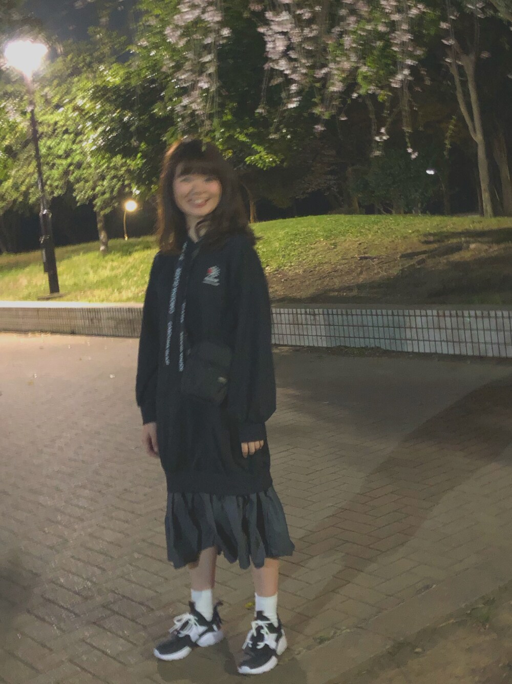 「BEAMS、Harache、NIKE、スニーカー、ワンピース×スニーカー、カジュアル」｜「BEAMSのアイテム（ワンピース、ブラック系）」を使った、ゆっこさん（レディース・161cm）の春コーディネートの1枚目の写真