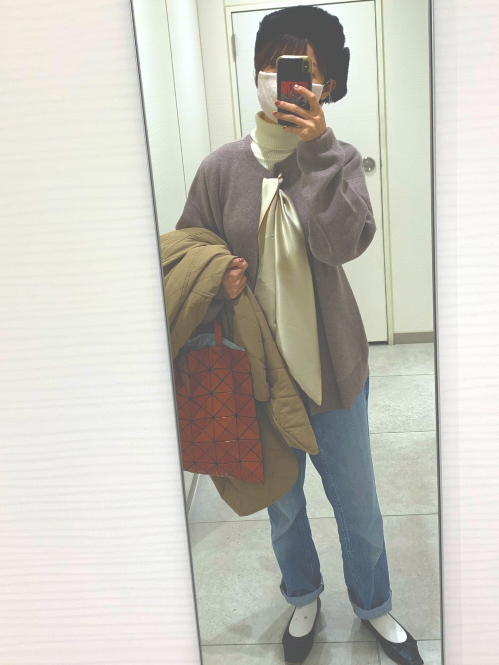 「roku beautyandyouth、カシミヤニット、スカーフアレンジ、GU、ハイウエストストレートジーンズ」｜「BEAUTY&YOUTH UNITED ARROWSのBY フェイクファー フライトハット（ハット、ブラック系）」を使った、ゆっこさん（レディース・161cm）の冬コーディネートの1枚目の写真