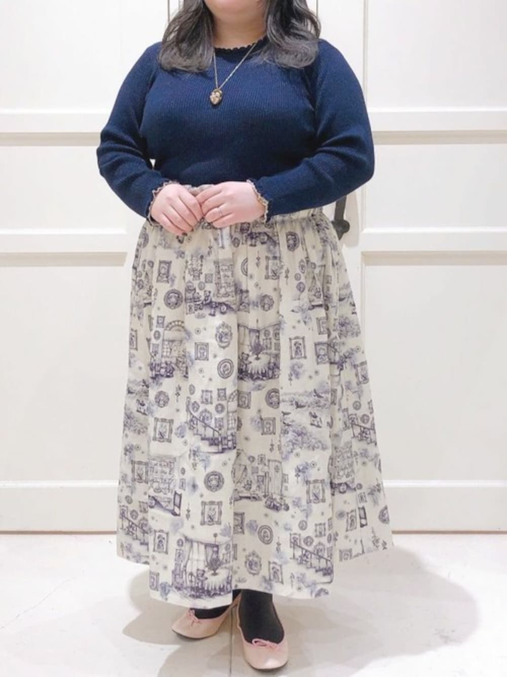 ブルー系のニット/セーター、ブルー系のスカートを着用したレディースの冬コーディネートの1枚目の写真